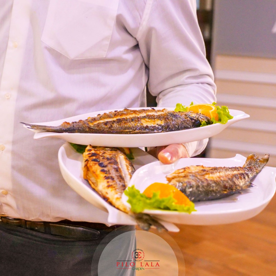 Service of grilled fish at Pilo Lala